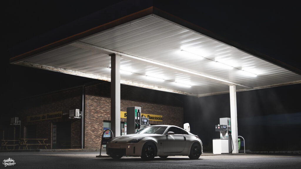 350Z-AUTOMOBILE-1 Photographie de ma Nissan 350Z de latéral en pleine nuit sous l'éclairage d'une station essence.