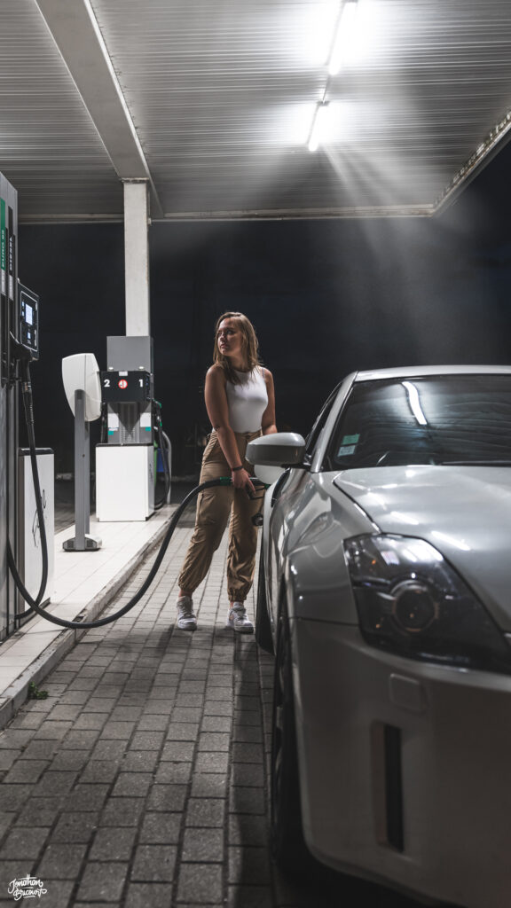 350Z-AUTOMOBILE-JENNY-1 Photographie réalisé en compagnie de Jenny en situation et de ma 350Z à une station essence en Belgique.