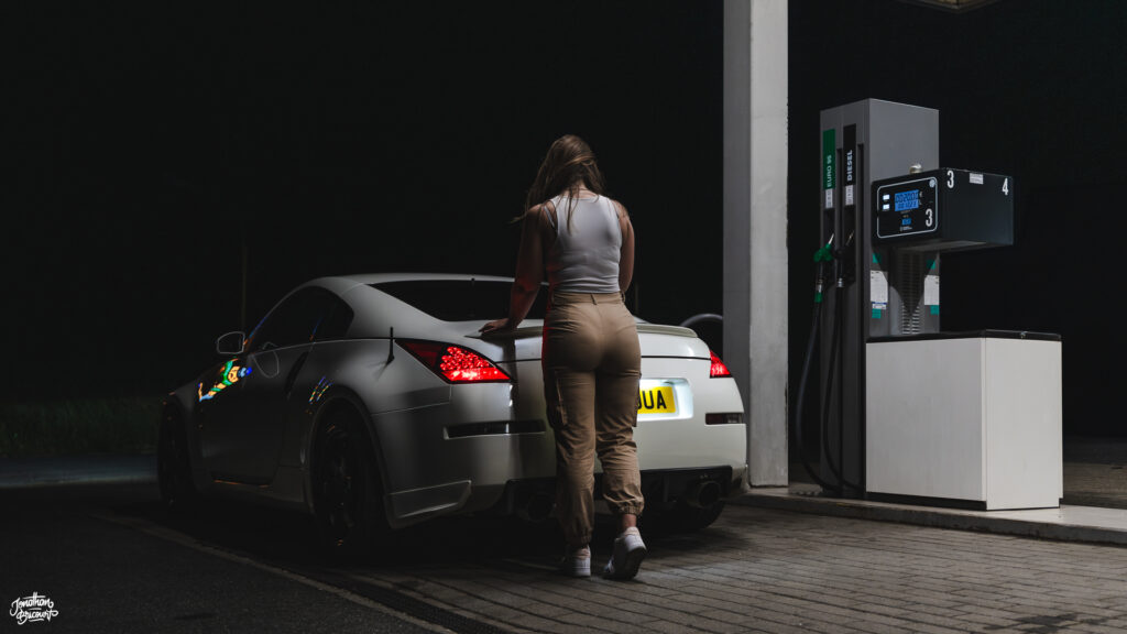 350Z-AUTOMOBILE-JENNY-2 Photographie réalisé en compagnie de Jenny et de ma 350Z à une station essence en Belgique.