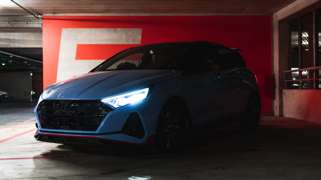 HYUNDAI-1 Photographie d'un Hyundai I20n réalisé dans un parking à étage.