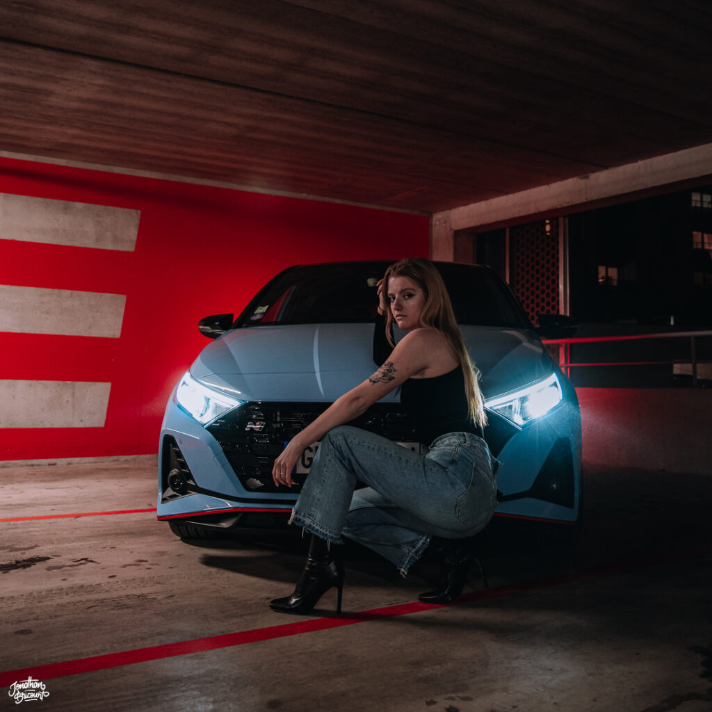 HYUNDAI-MARINE-1 Photographie réalisée en compagnie de Marine et sa nouvelle Hyundai I20n dans un parking à étage.