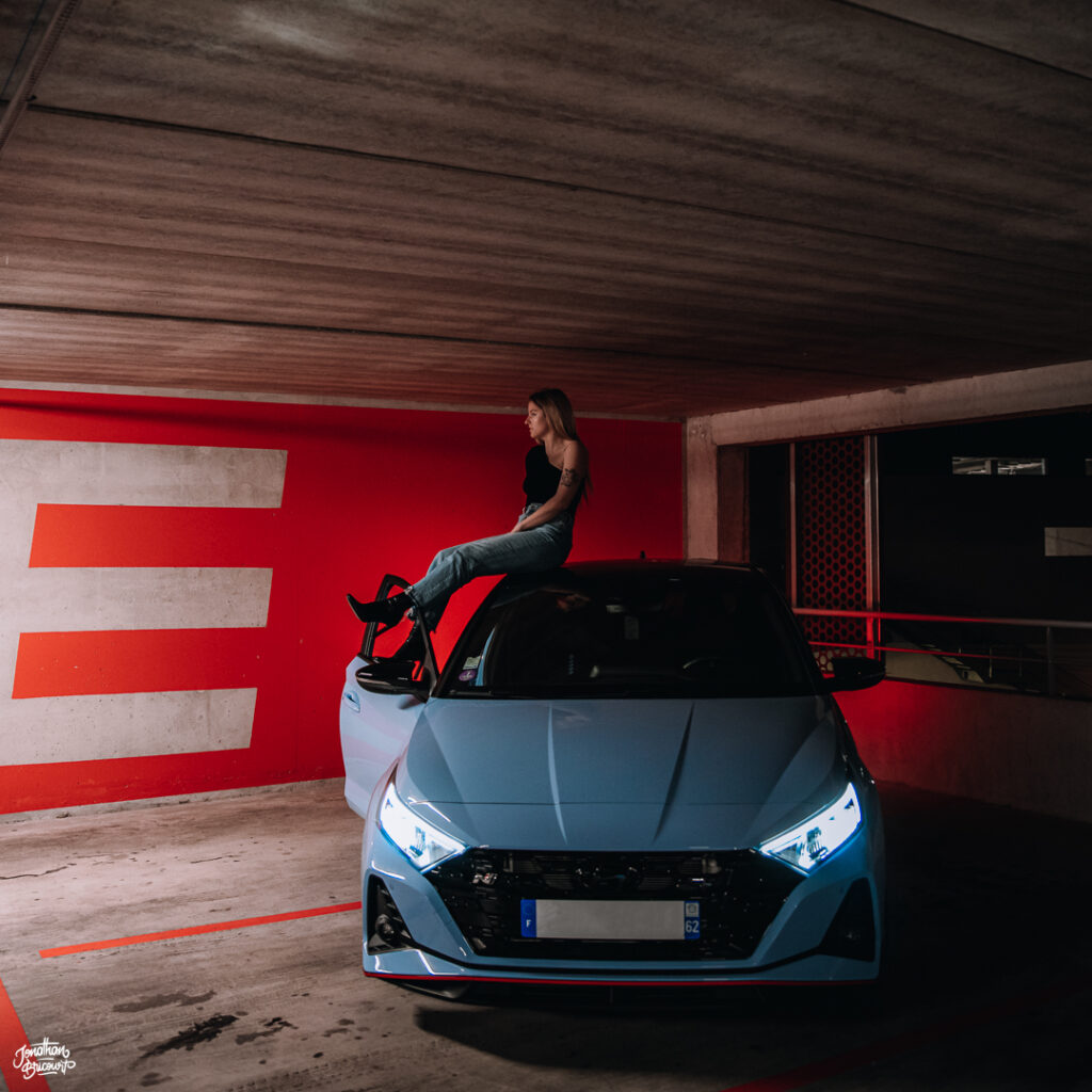 HYUNDAI-MARINE-2 Photographie réalisée en compagnie de Marine sur sa nouvelle Hyundai I20n dans un parking à étage.