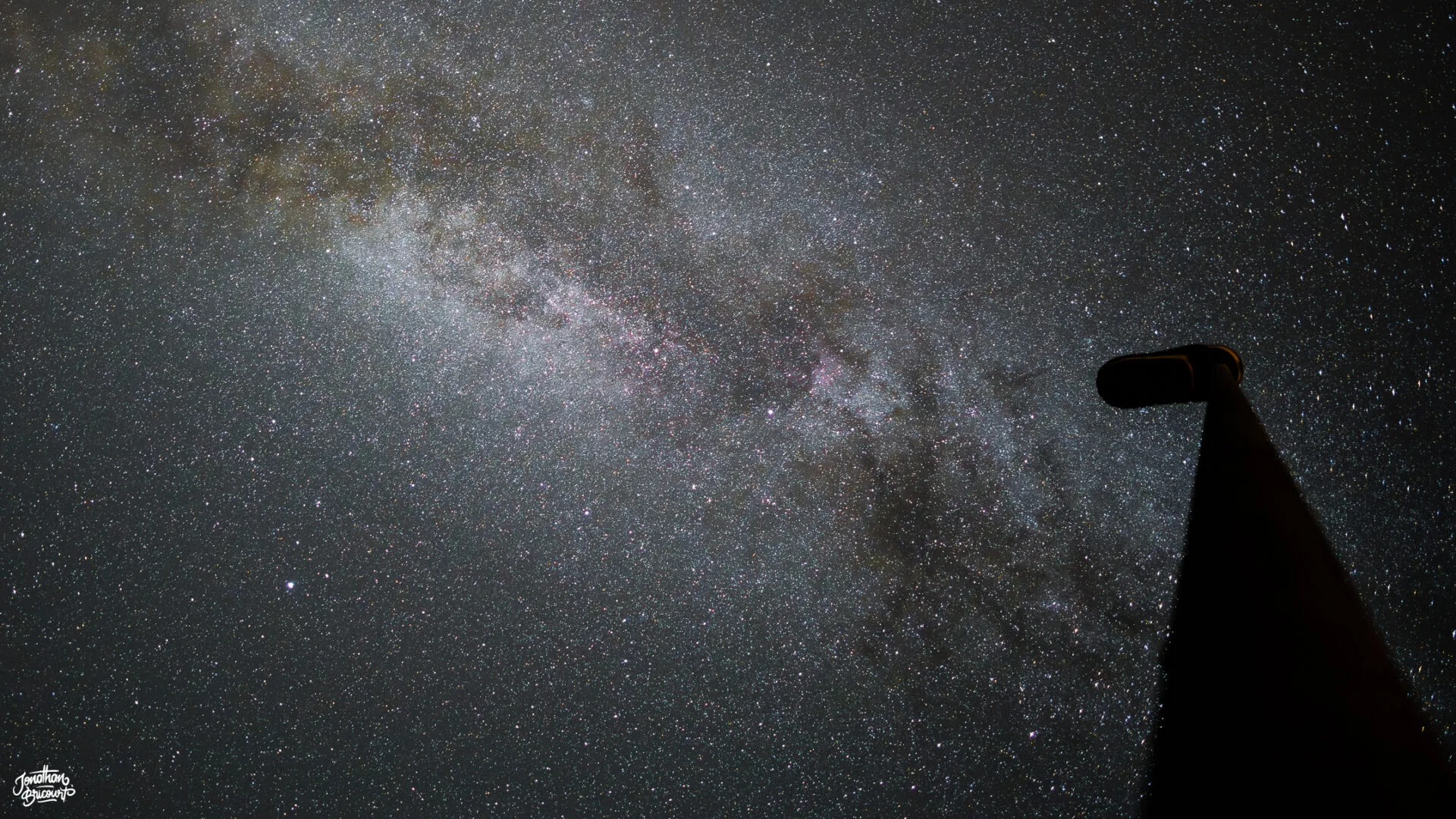 Univers visuel nocturne et détaillé